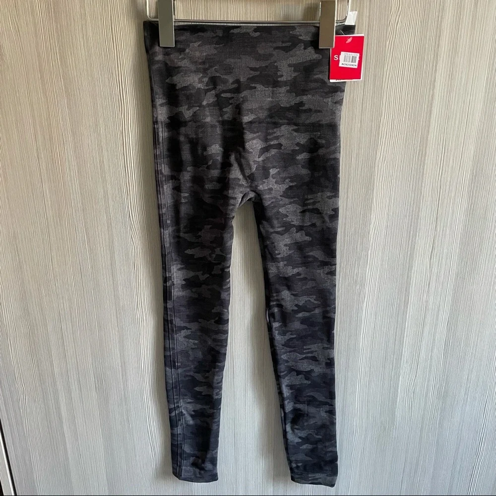NWT SPANX Look at Me Now Seamless Camo Leggings Size: small (2-4)